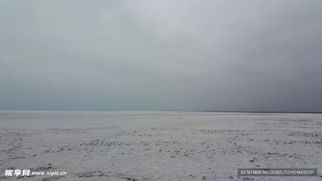 广袤灰蒙的空旷大地