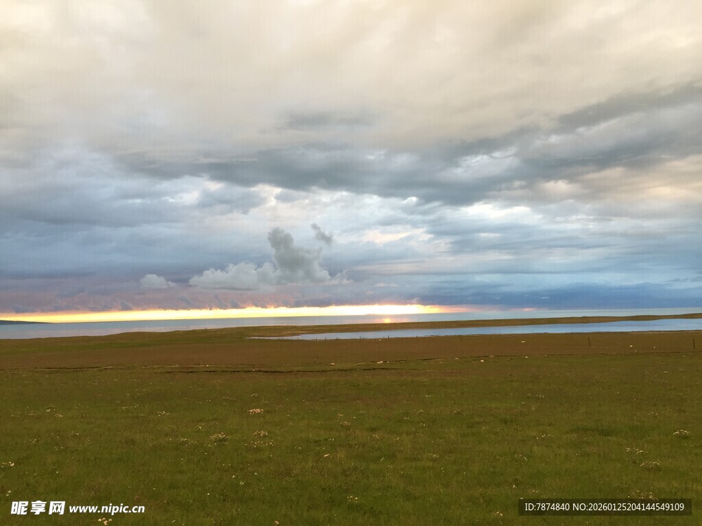草原上空的壮丽云层景观