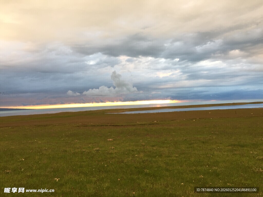 草原上的多云天空景观