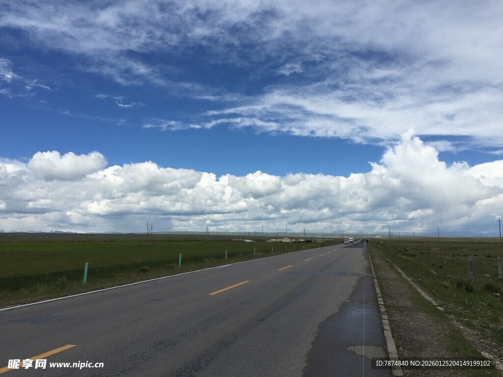 宽阔公路伸向蓝天白云