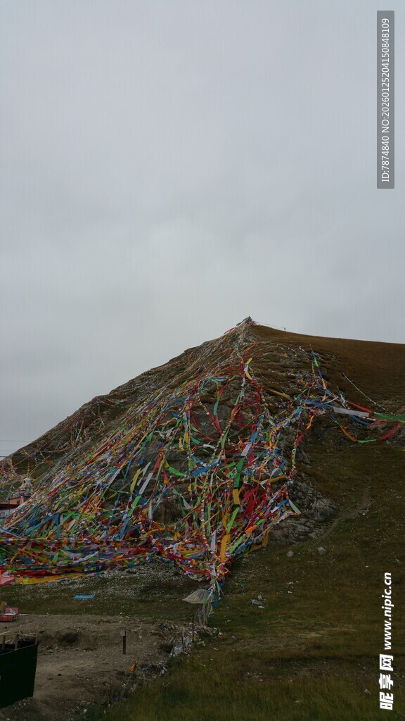 山坡上的五彩经幡