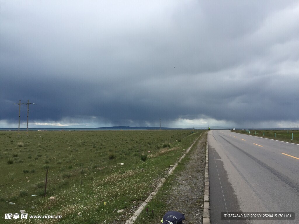 公路伸向乌云笼罩的远方
