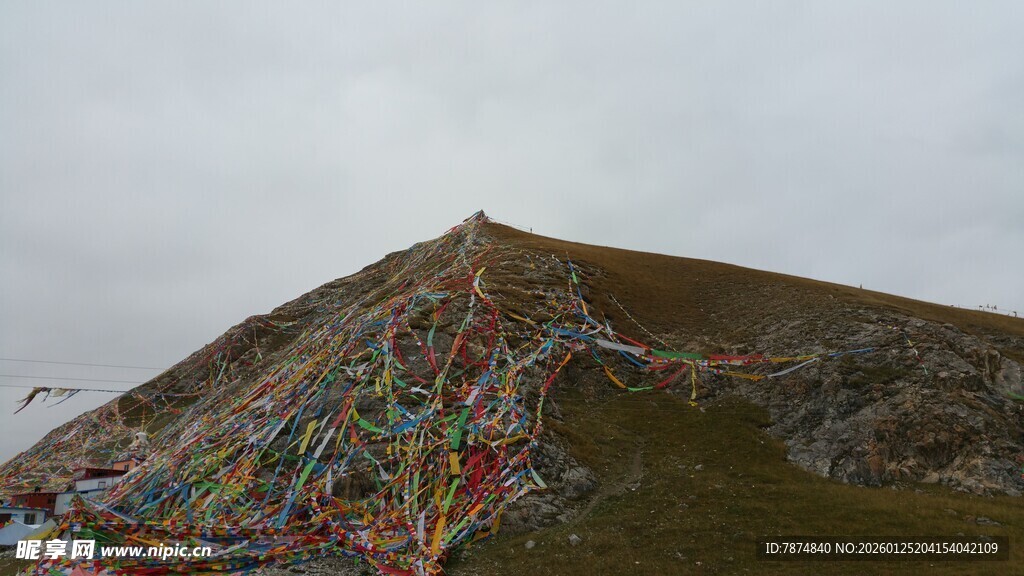 山坡上的五彩经幡
