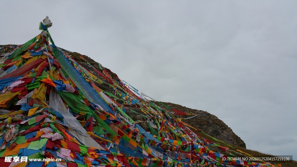 五彩经幡堆 高原独特风景
