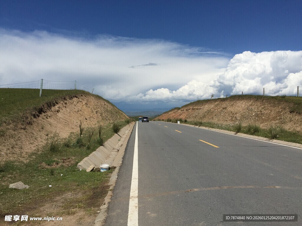 宽阔公路延伸向远方