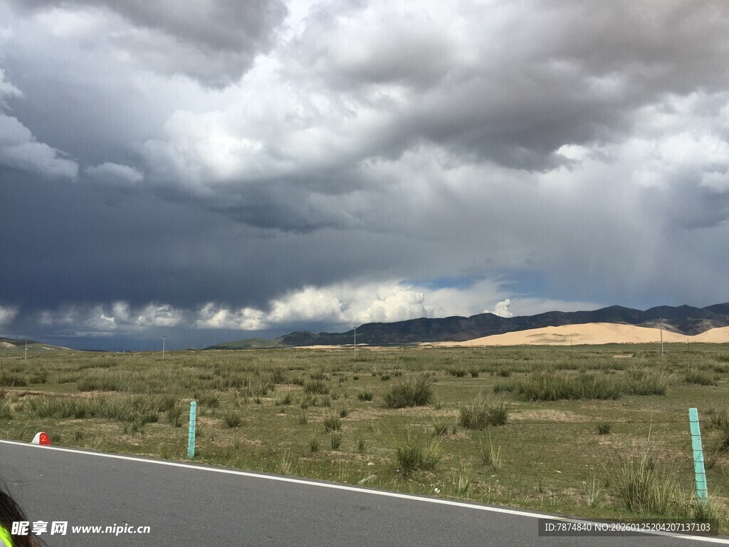 公路边的壮阔乌云景观