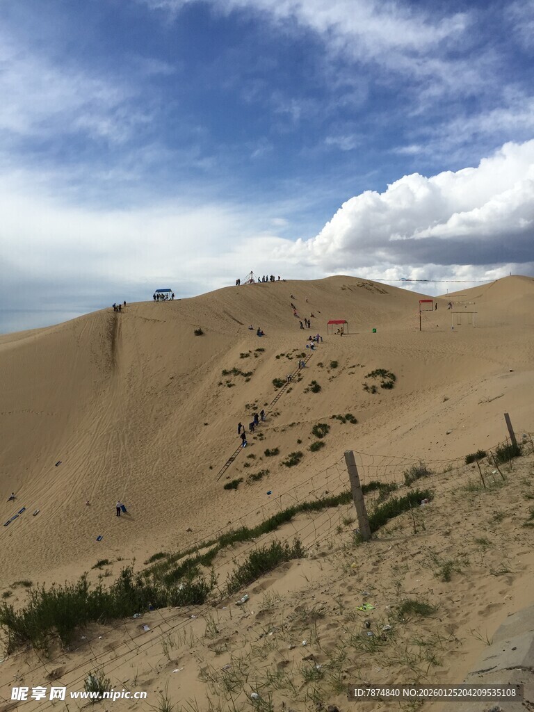 沙漠风光 蓝天白云伴沙丘