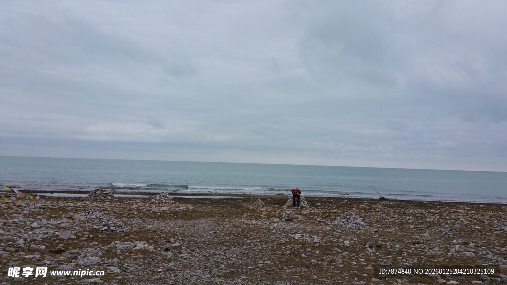 海边荒凉景致 一人伫立