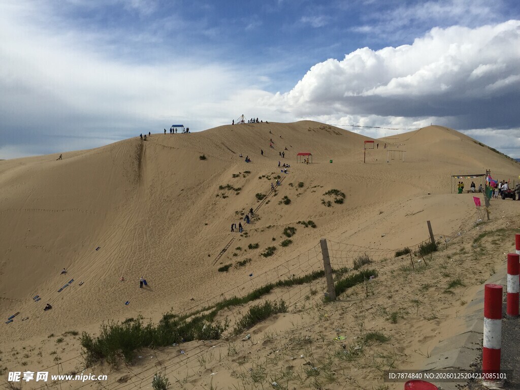 沙漠风光 沙丘与防护设施