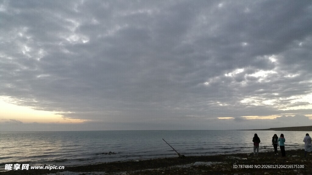 海边黄昏下的几人身影