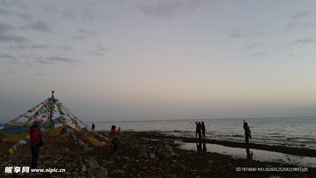 海边黄昏时的木架与行人