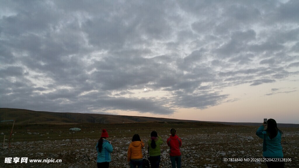 草原上的人群与天空美景