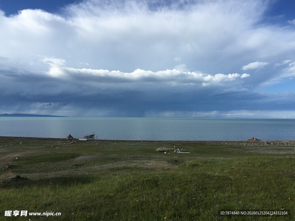 草原湖畔的壮阔天空景观