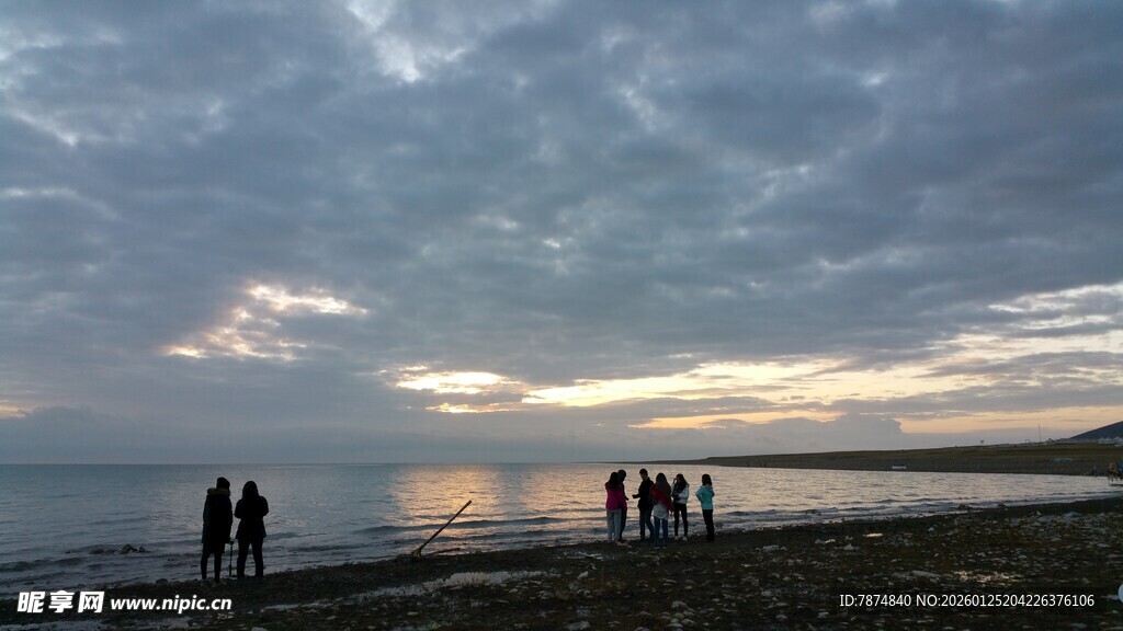 海边日落时的人群剪影