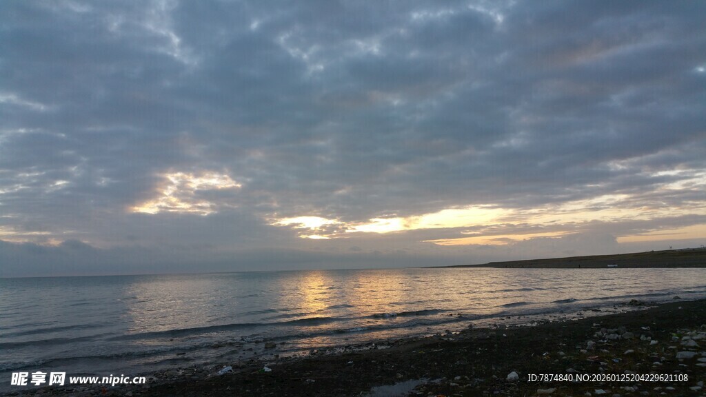 海边日落的美丽天空