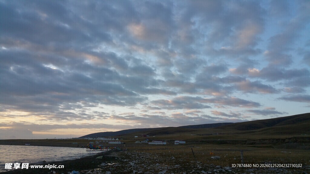黄昏下的旷野与天空景色