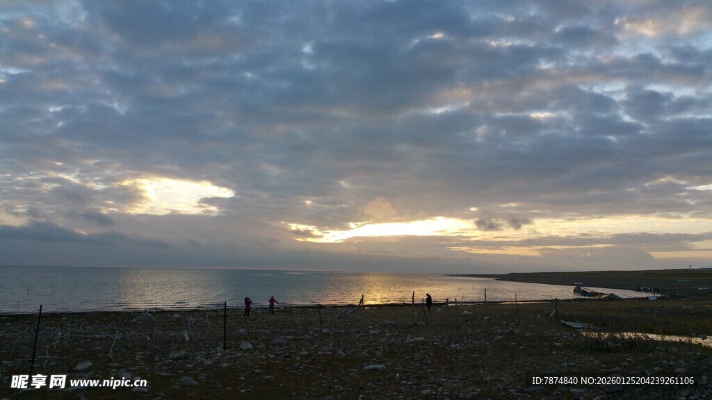 海边日落时分的壮美天空