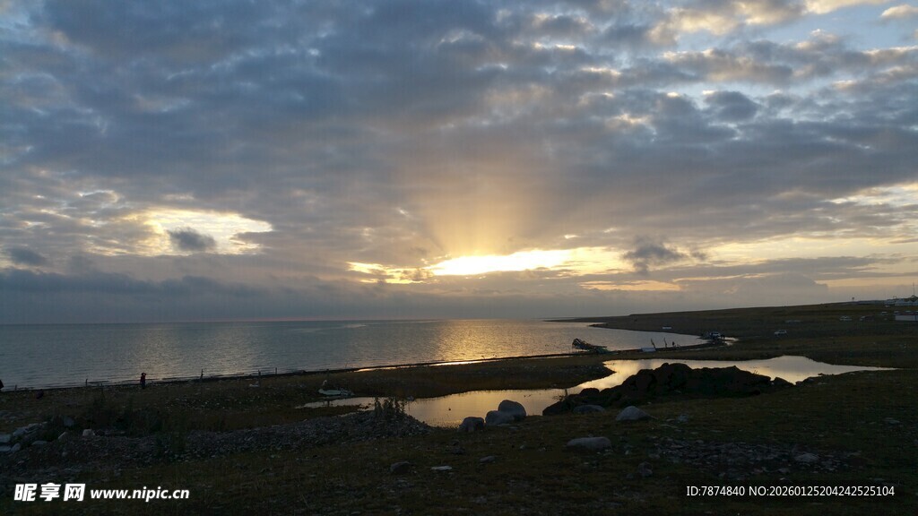 日落时分的美丽湖景
