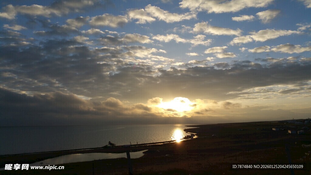 日落时分的海边壮丽天空
