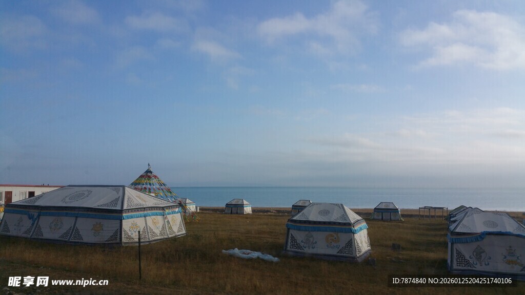 草原上的蒙古包景色