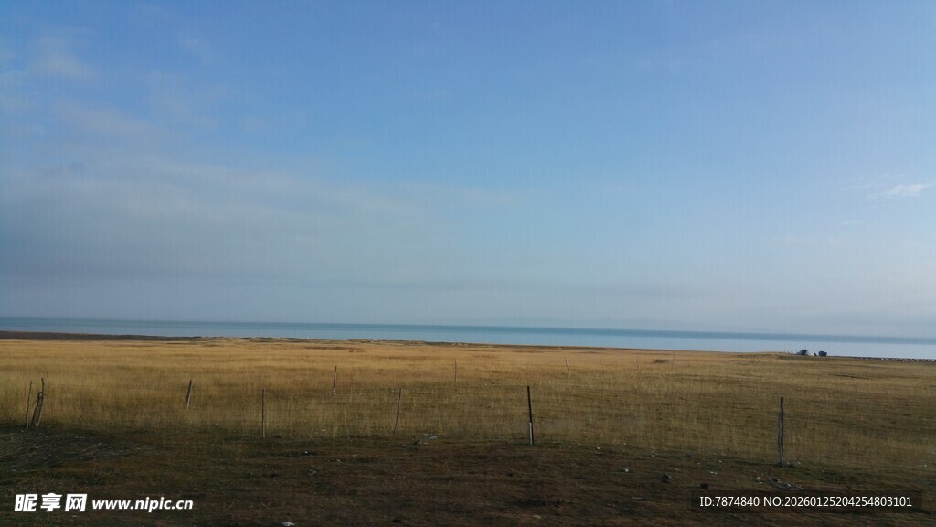 广阔原野与蓝天相接之景