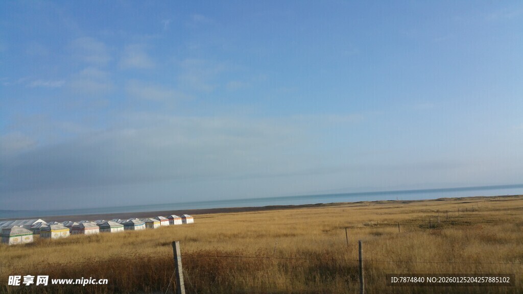 草原上的房屋与远方大海