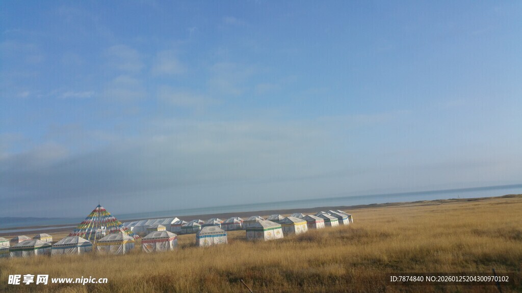 草原边的海边建筑景观