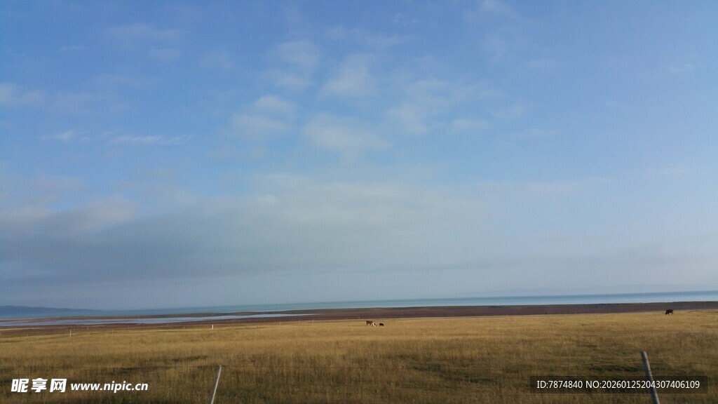 广阔草原上的蓝天美景