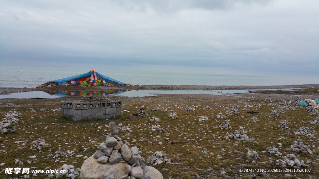 草原上的彩色帐篷