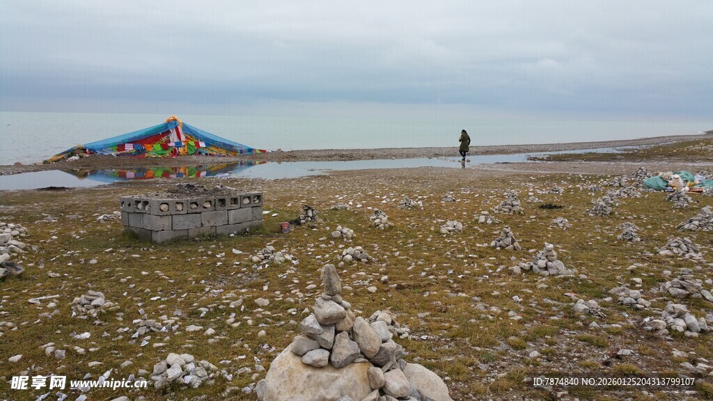 海边孤独小屋与漫步身影