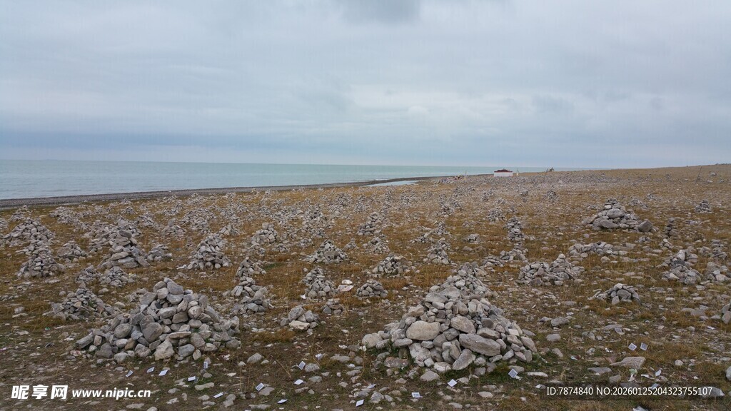 海边碎石滩风景