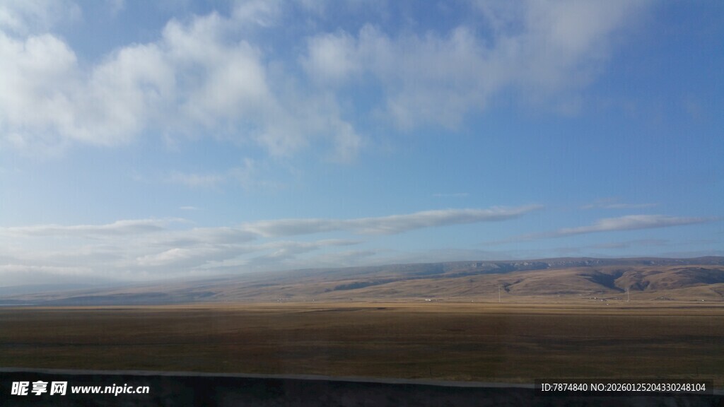 广阔草原上的蓝天白云