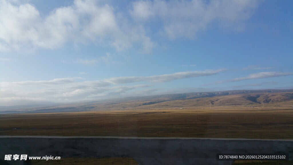 广阔草原上的蓝天白云