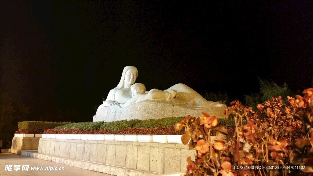 夜晚中的雕塑景观