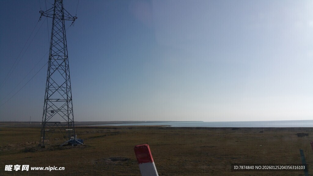旷野中的高耸输电塔