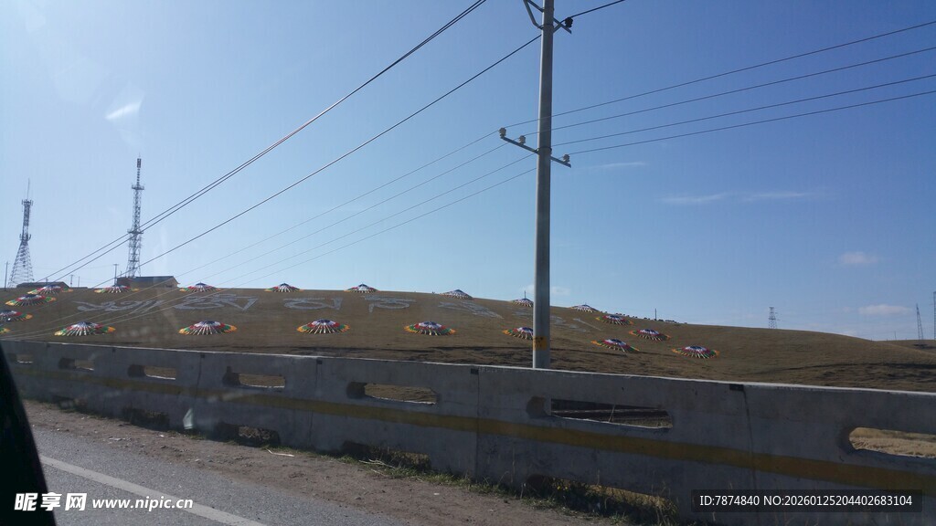 公路旁的电线与开阔风景