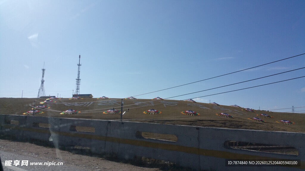 公路旁的电力设施景观