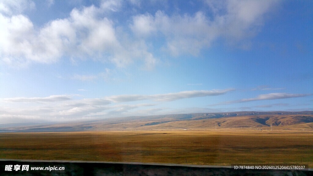 广袤草原上的蓝天白云