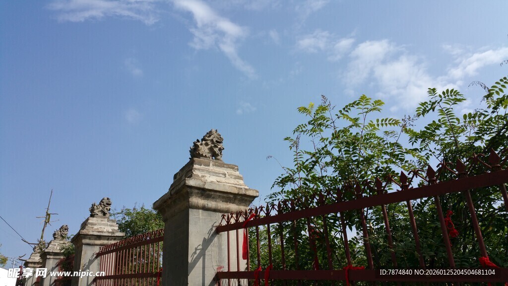 古典建筑旁的绿植与围栏