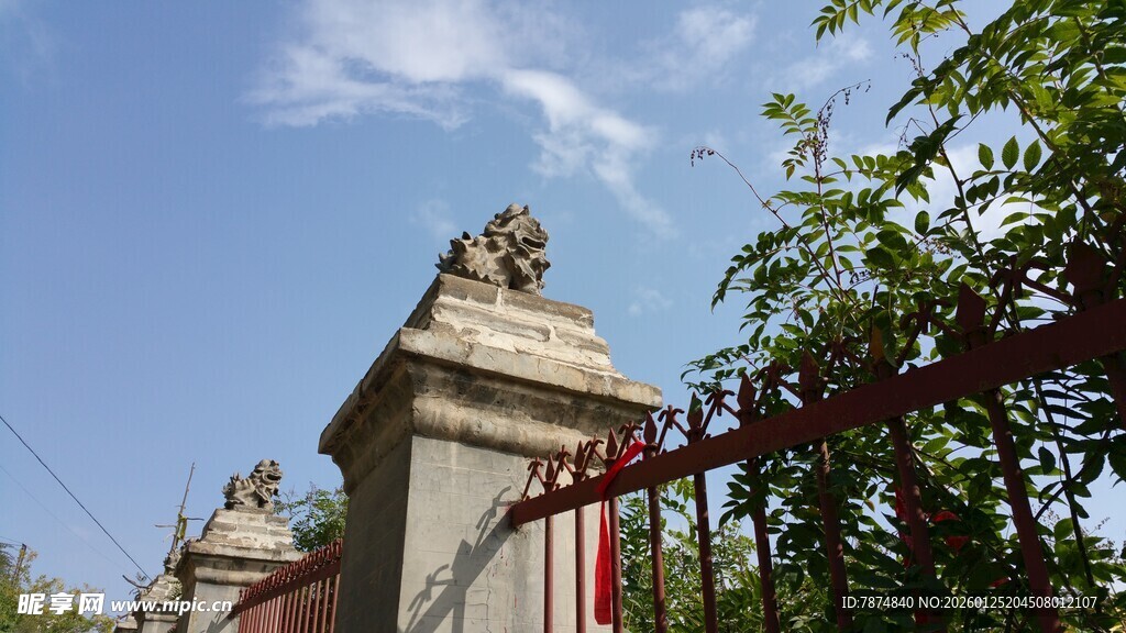 古老石坊与绿植相映