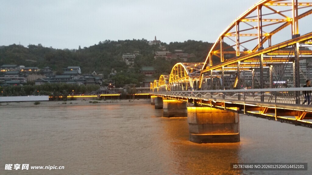 黄昏下的黄色桥梁美景