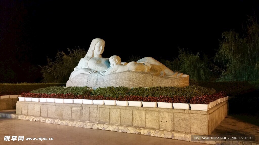 夜晚中的母子雕塑