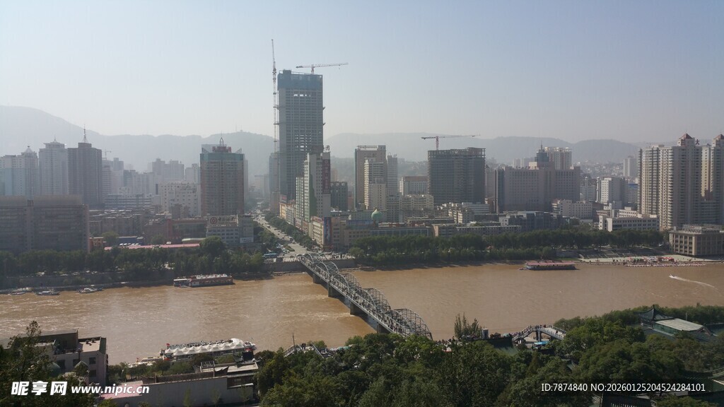 城市河畔高楼景观