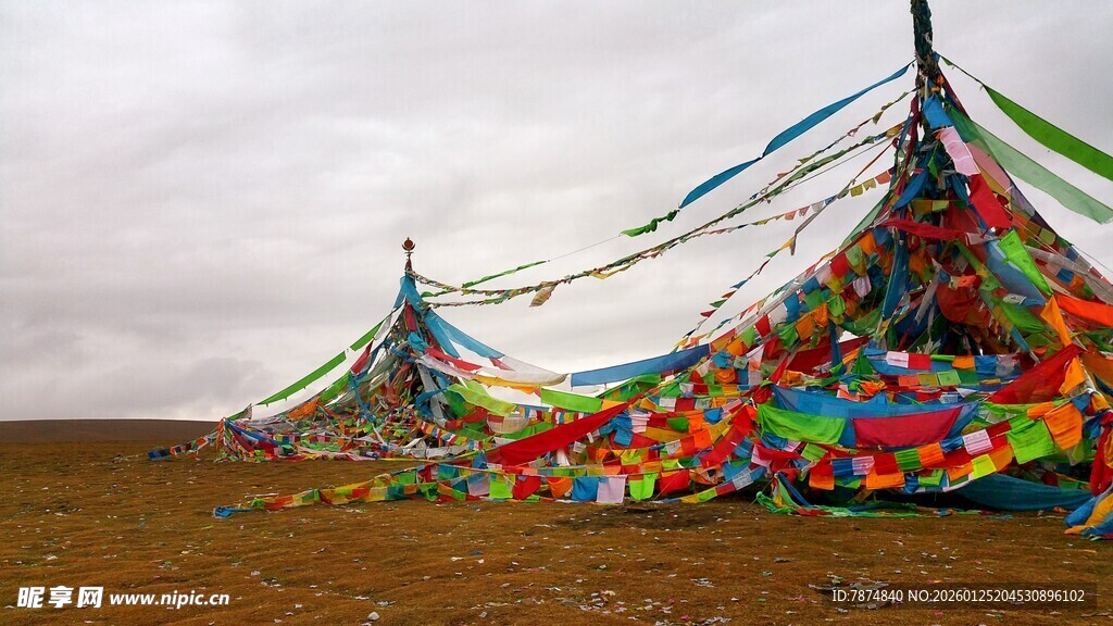 草原上的五彩经幡