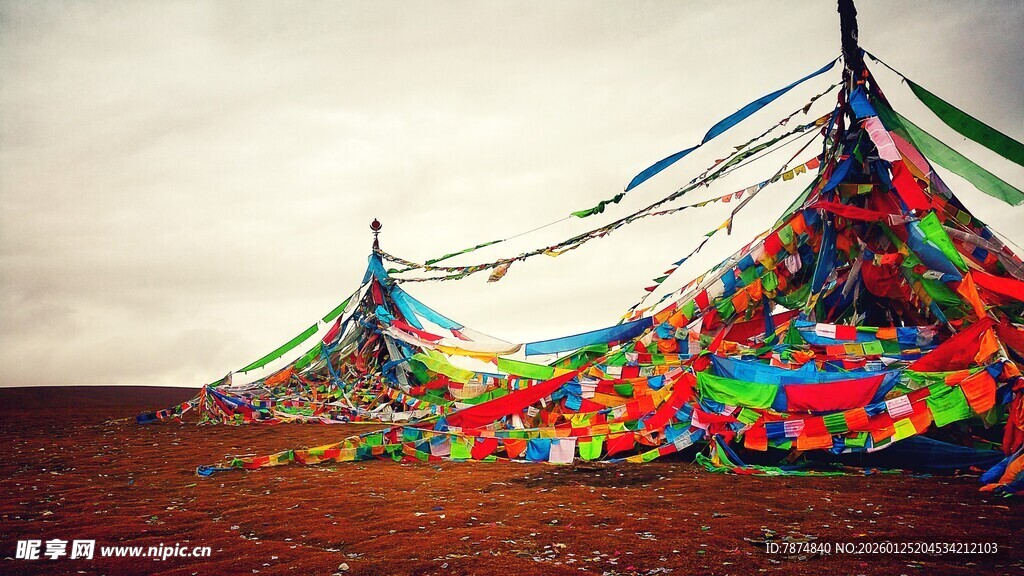 草原上的多彩经幡阵