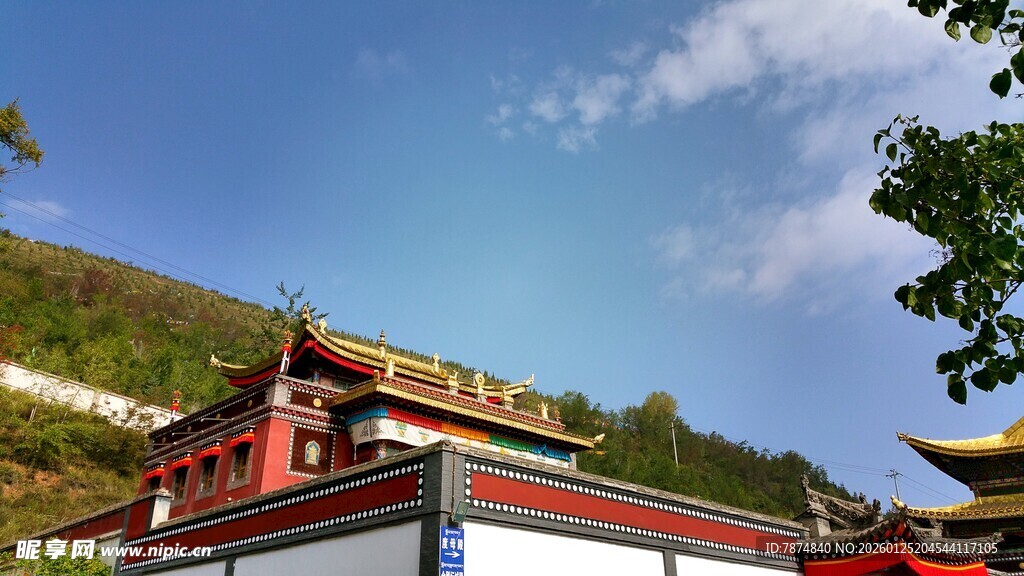 藏式建筑 蓝天白云下的美景