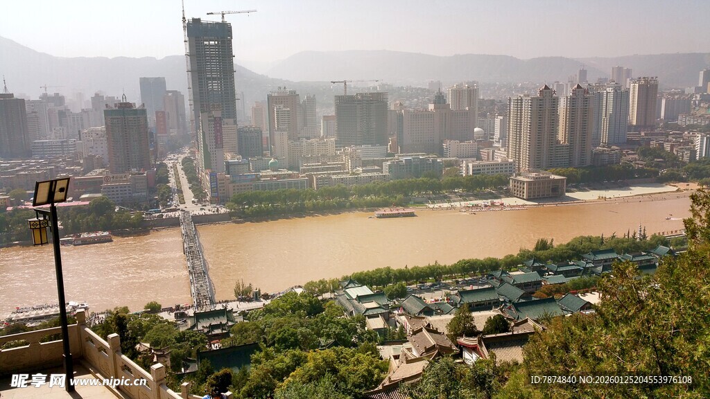 重庆城市江畔风光