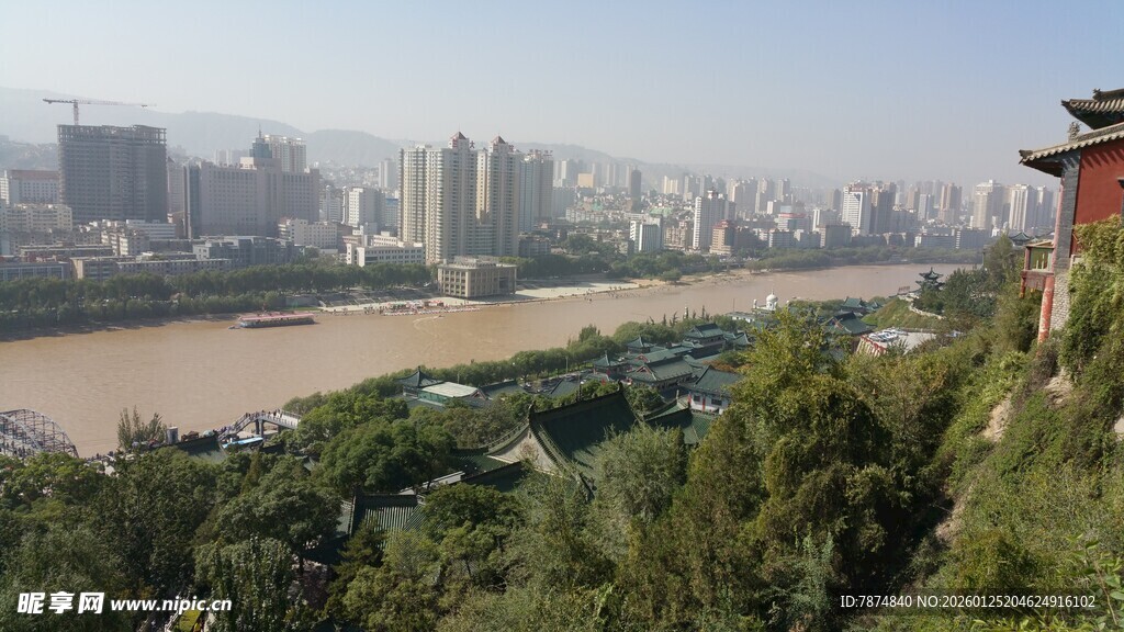 山城江景与古建筑风光