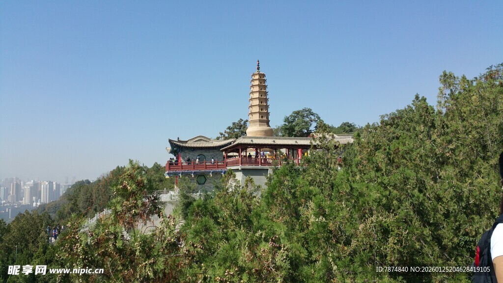 山上古塔风景秀丽