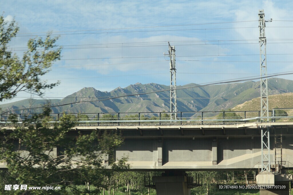 山间桥梁与通信设施景观